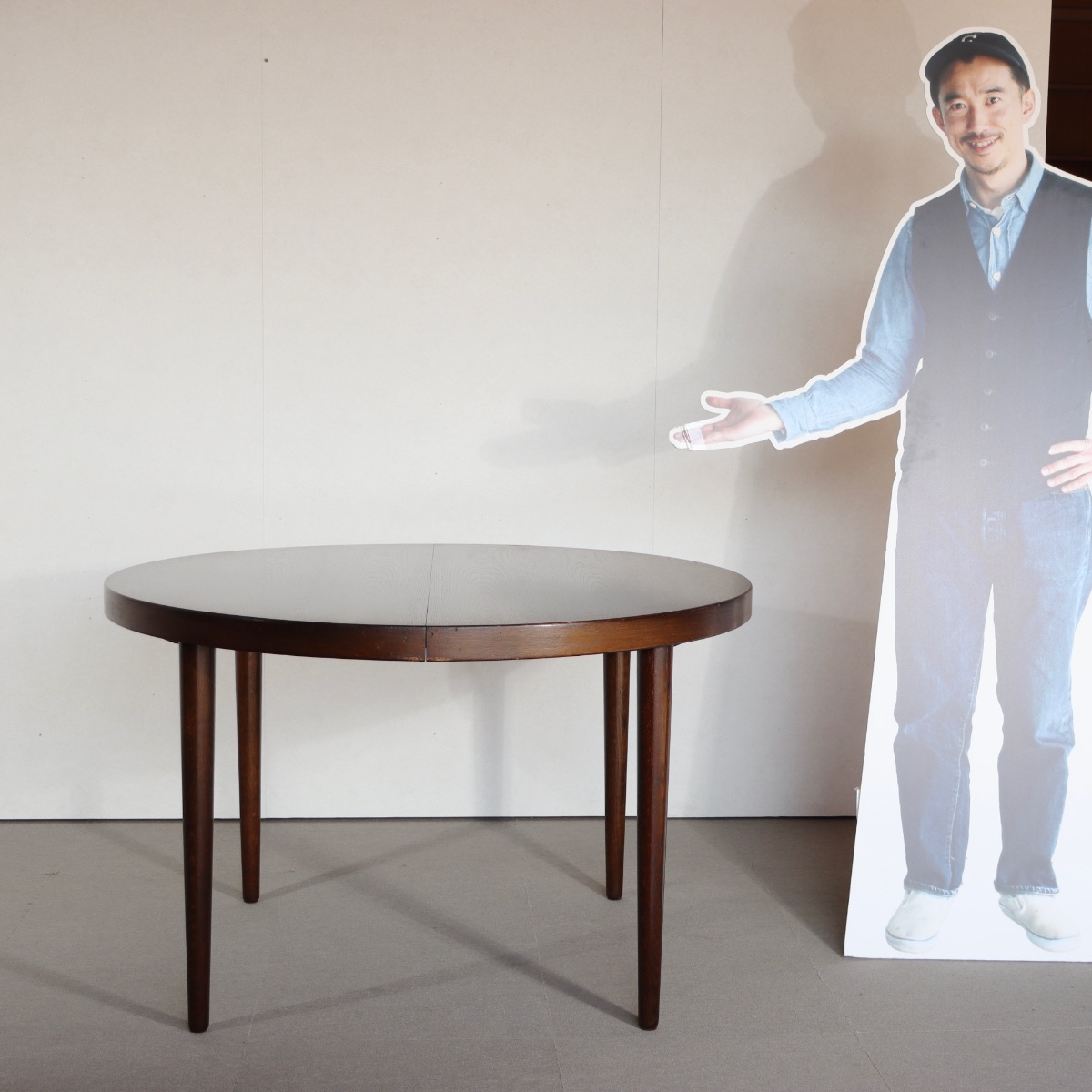 デンマーク製ラウンドダイニングテーブル。深い色味が魅力のチーク材北欧ヴィンテージ。空間に静けさを添える。