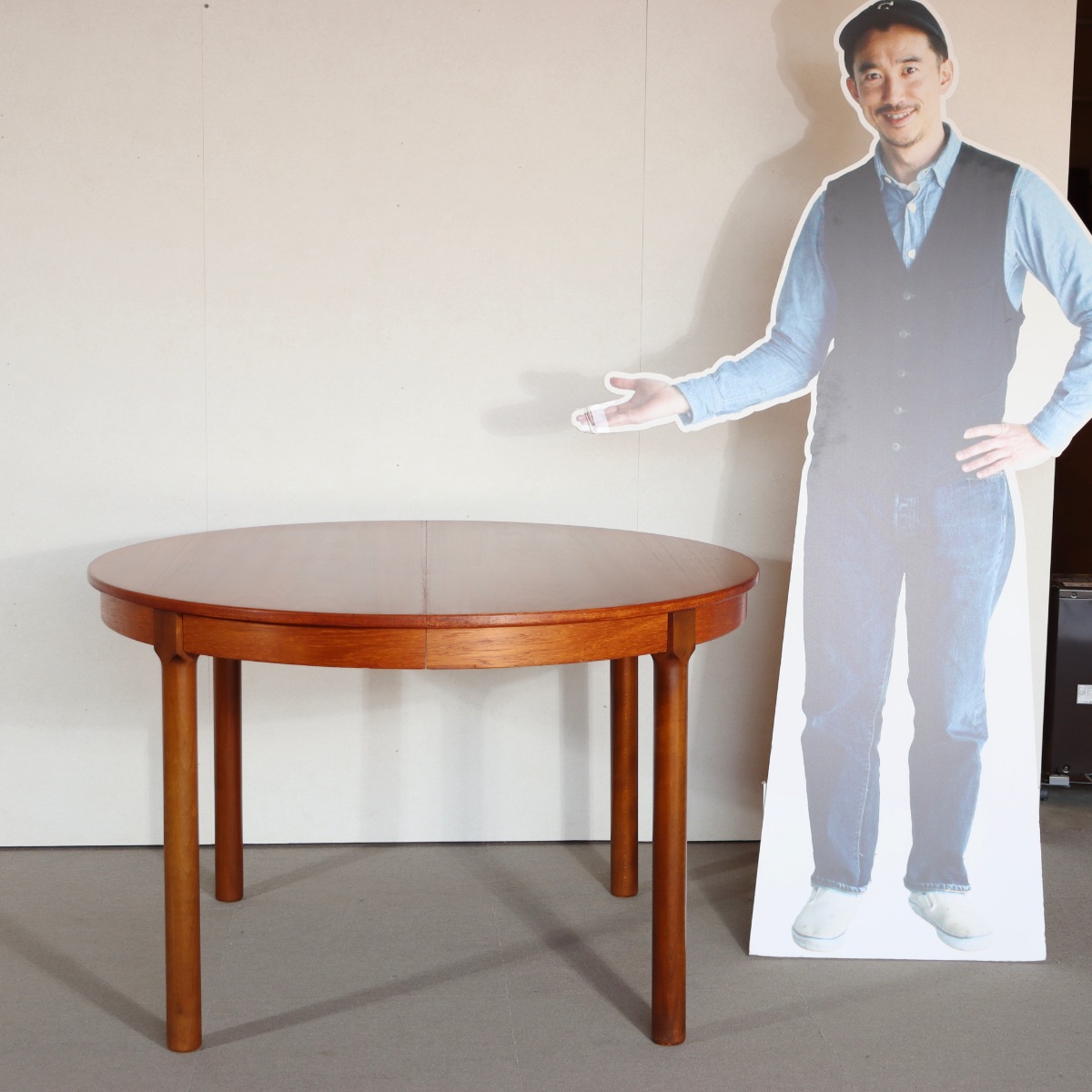 北欧デンマーク製ラウンドダイニングテーブル。チーク材の木目が穏やかに浮かぶ北欧ヴィンテージ。落ち着いた存在。