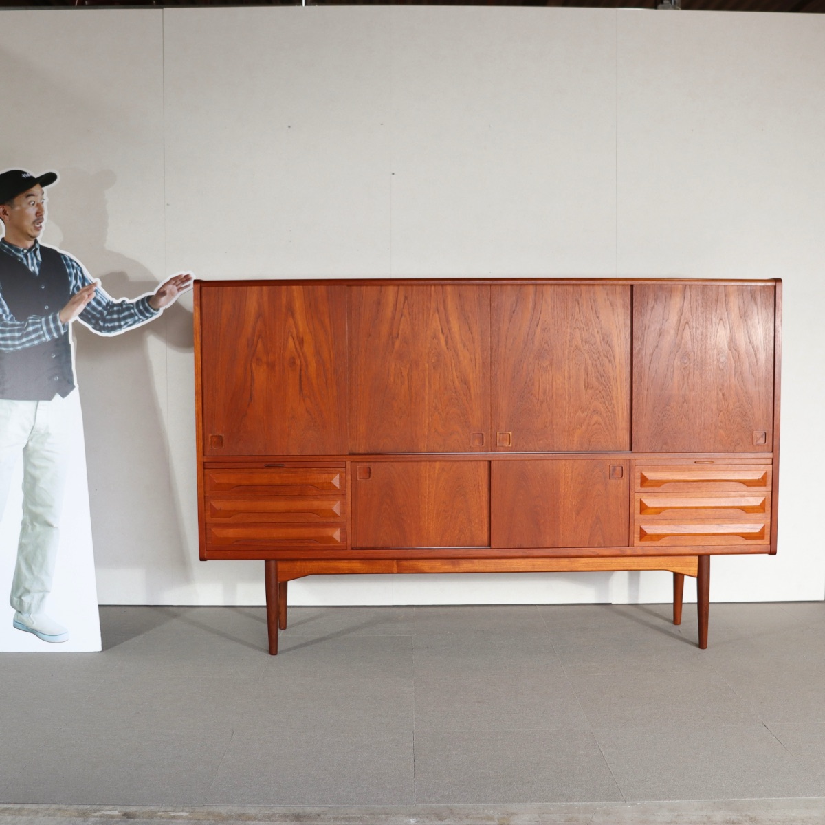 北欧デンマーク製ハイサイドボード。木目の表情が豊かなチーク材北欧ヴィンテージ。穏やかな佇まい。