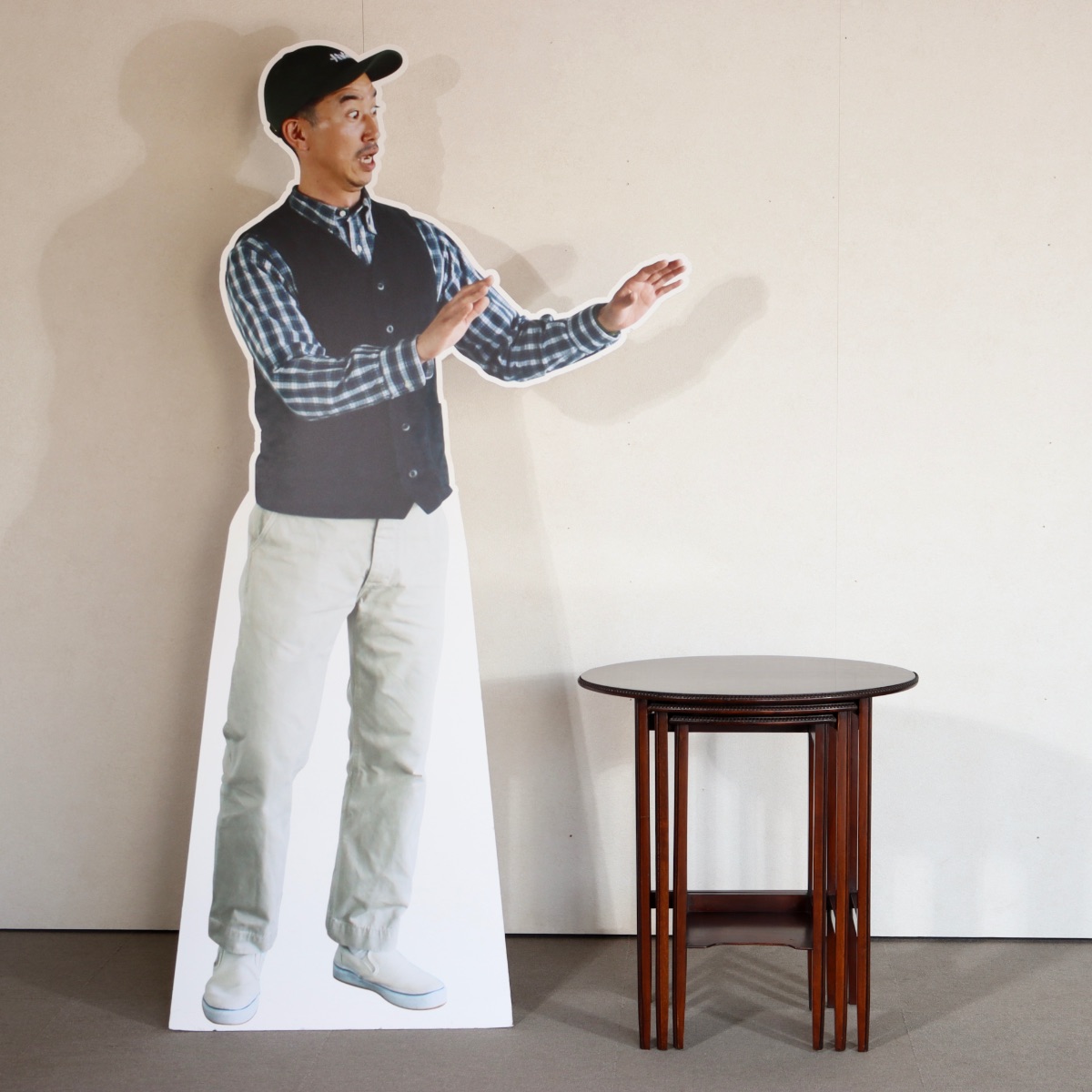 英国アンティークのネストテーブル