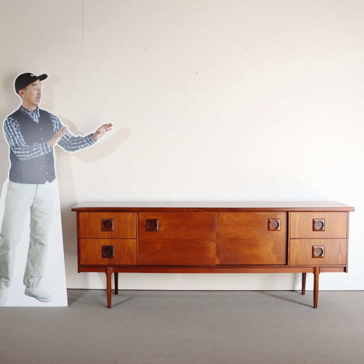 バスキャビネットメイカー製サイドボード。木の質感を楽しめるチーク材北欧ヴィンテージ。静かな美しさ。