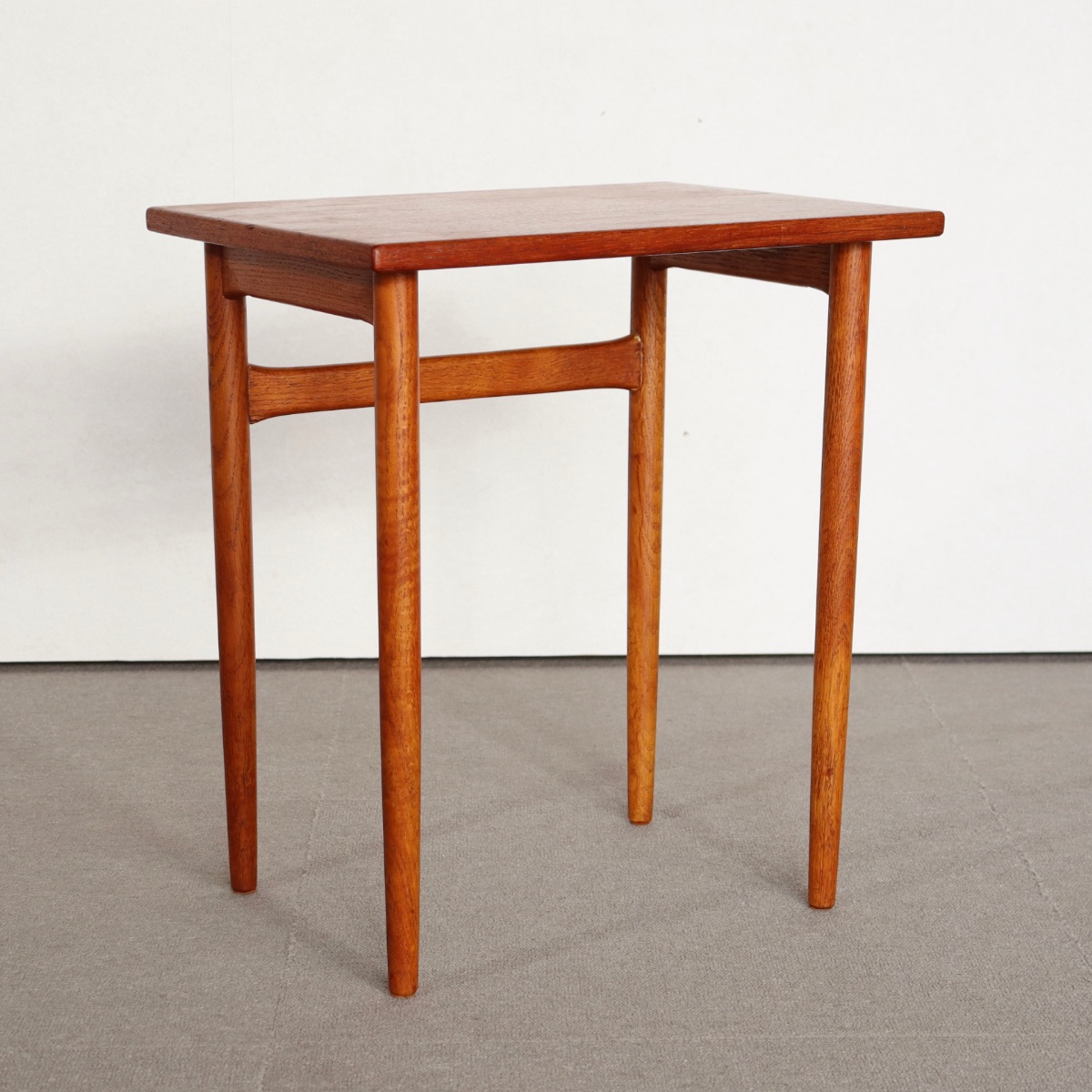 デンマーク製コーヒーテーブル。自然な艶と温かみが魅力の北欧ヴィンテージ。チーク材の美しさが際立つ一台。