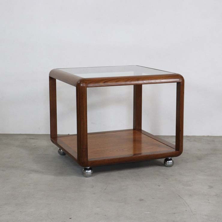 ジープランのコーヒーテーブル、キャスターあり、天板はガラス、立方体に近い形で角は丸い　23011