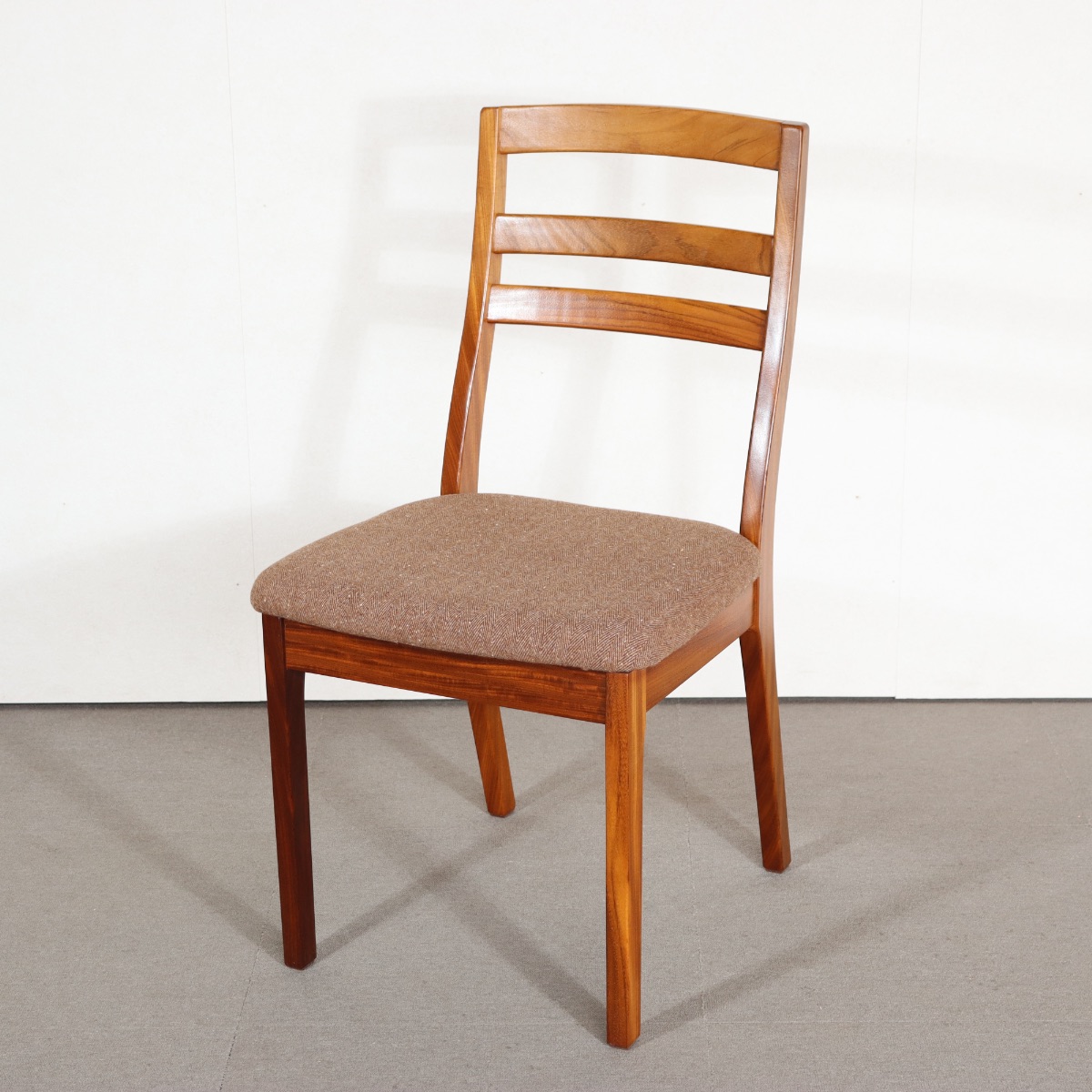 ネイサンNATHAN製ダイニングチェア。