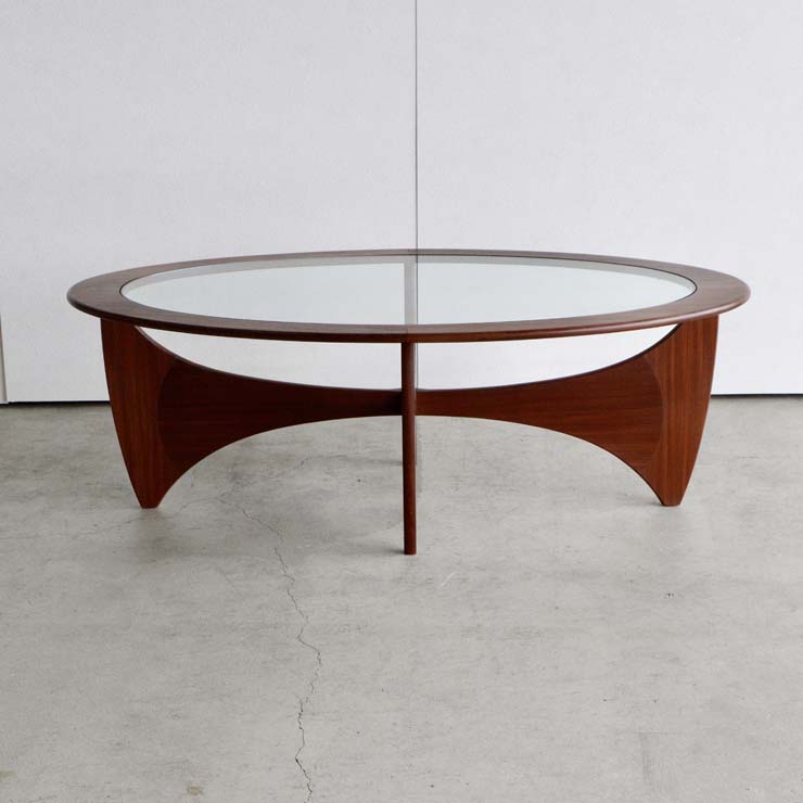 木製の楕円形の天板で、天板がガラス製のコーヒーテーブル、23047