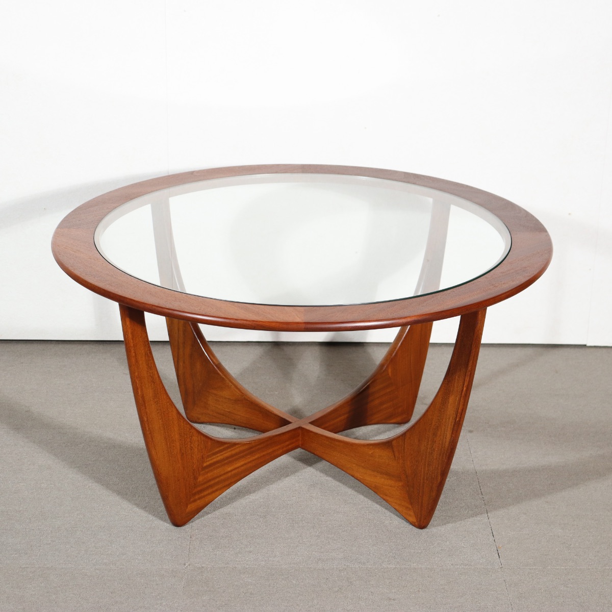 ジープランG-PLANコーヒーテーブル。上質な雰囲気を纏うヴィンテージ家具。存在感ある仕上がり。