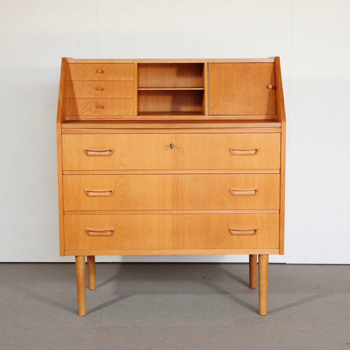 デンマーク製ビューロー。オーク材の深い色味が印象的なヴィンテージ。空間に映える佇まい。