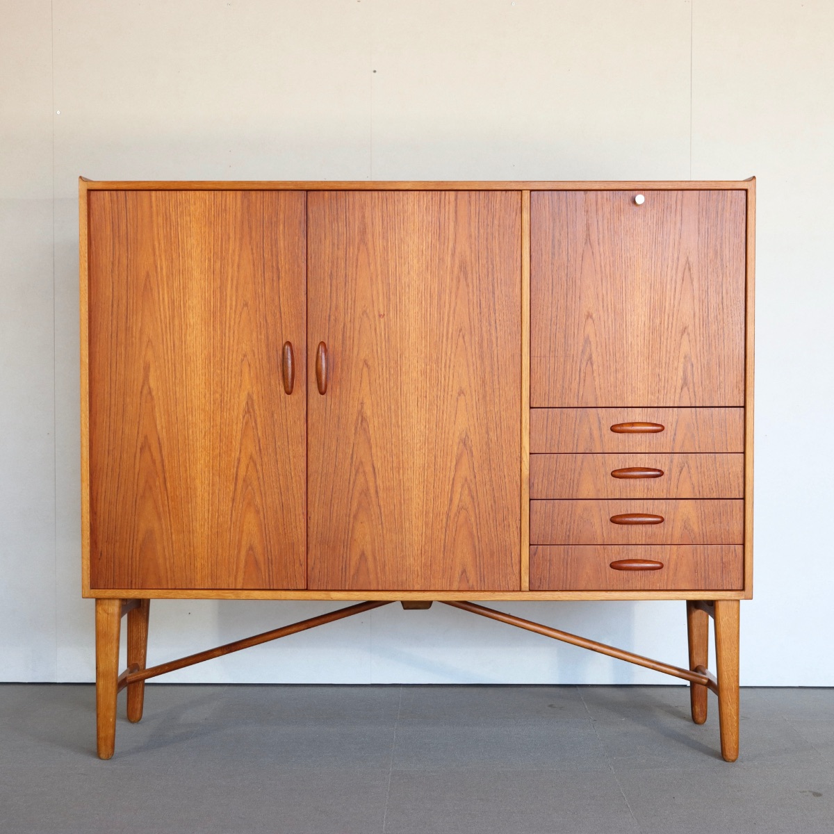 デンマーク製ハイボード。高級感ある仕上がりのヴィンテージ家具。長く愛用できる一台。