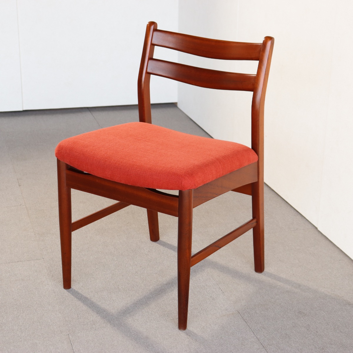 英国ヴィンテージのチーク材のダイニングチェア