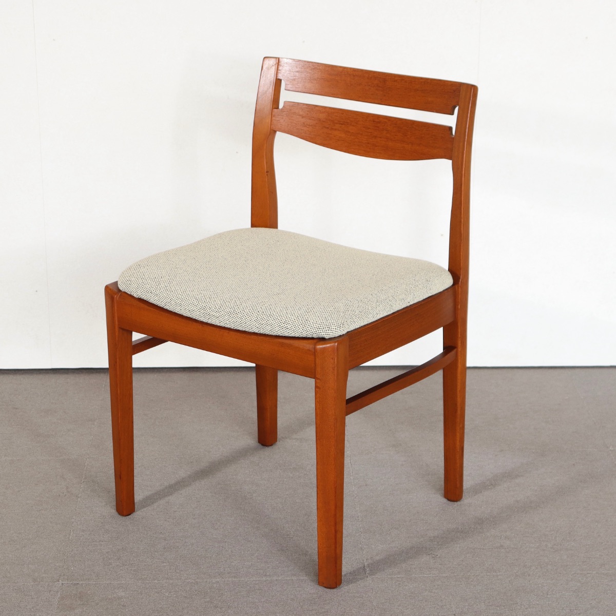 ネイサンNathanのダイニングチェア