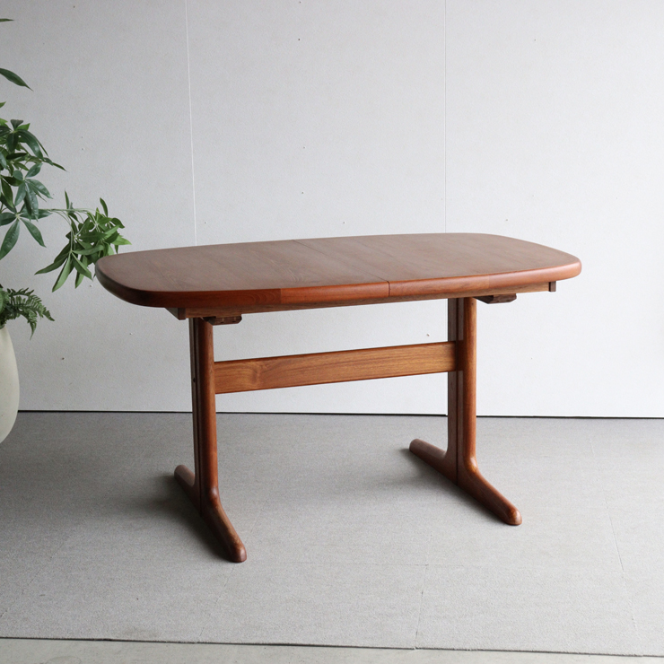 デンマーク製の楕円形のダイニングテーブル