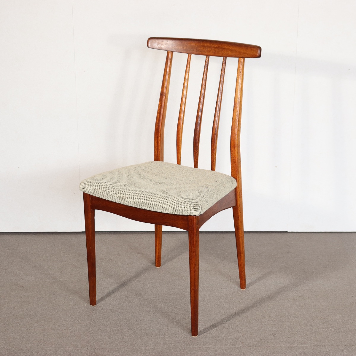 ヤンガーYOUNGERのチェア