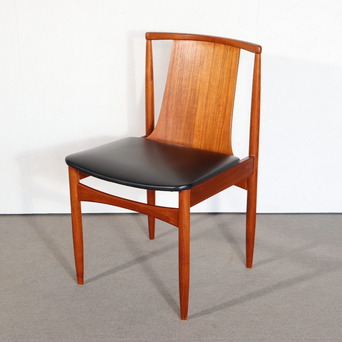 英国ヴィンテージのチーク材ダイニングチェア黒レザー張り